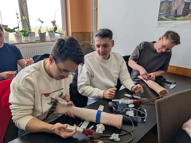 Puncție venoasă pe brațul de simulare