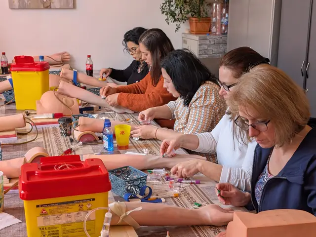 Recoltare în vacutainer, cu recipientul pentru obiecte ascuțite la îndemână