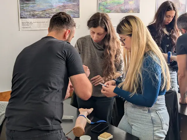 Formatorul corectează tehnica de puncție