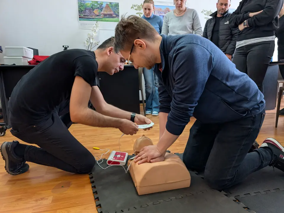 Resuscitare cu doi salvatori și defibrilatorul de antrenament