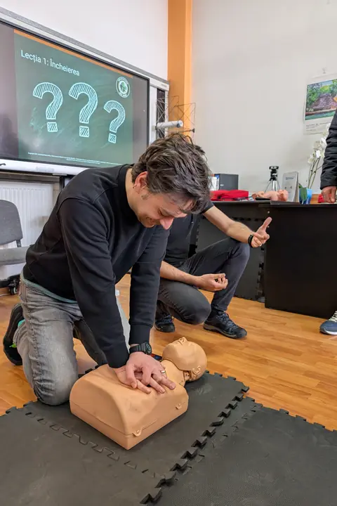 Compresii toracice pe manechin, sub îndrumarea formatorului