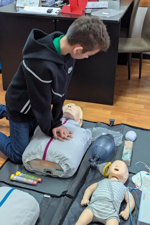 Resuscitarea la copil, pe manechin de dimensiuni potrivite