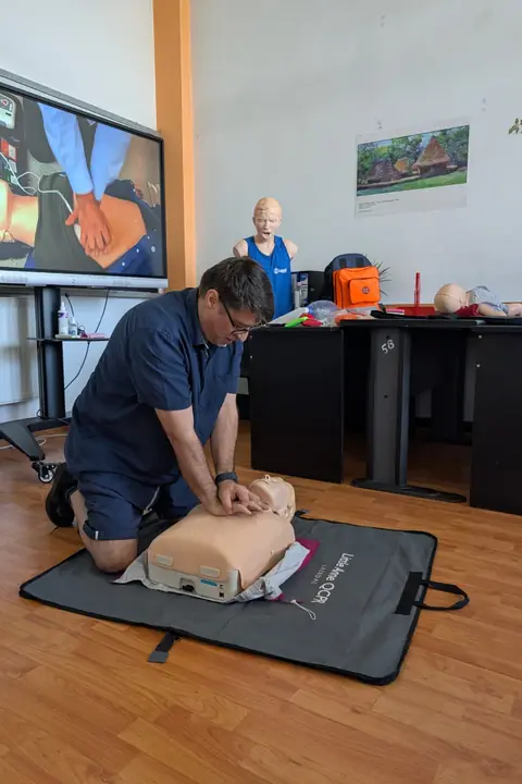 Compresii toracice de calitate, pe manechin de adult