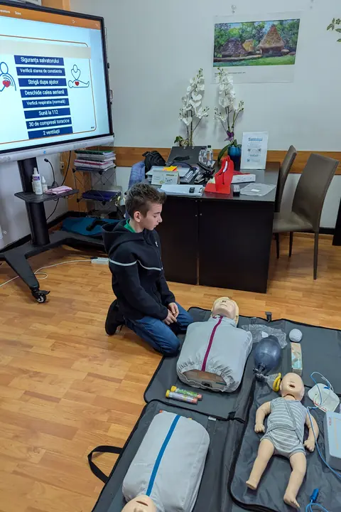 Scenariu cu manechine de adult și de copil