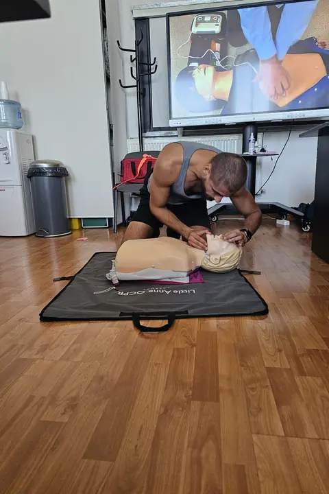 Resuscitare pe manechin, în sala de curs